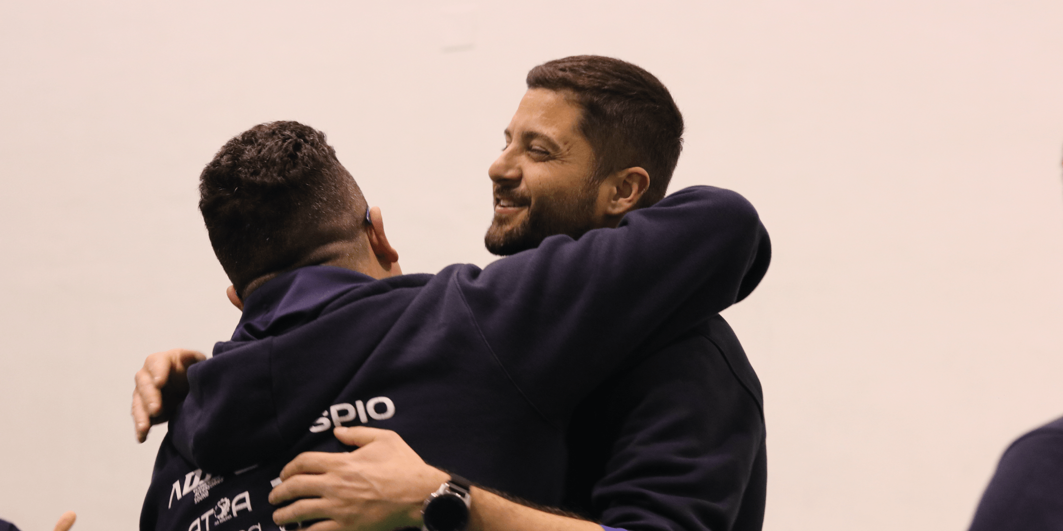 Abbraccio nel passaggio del testimone